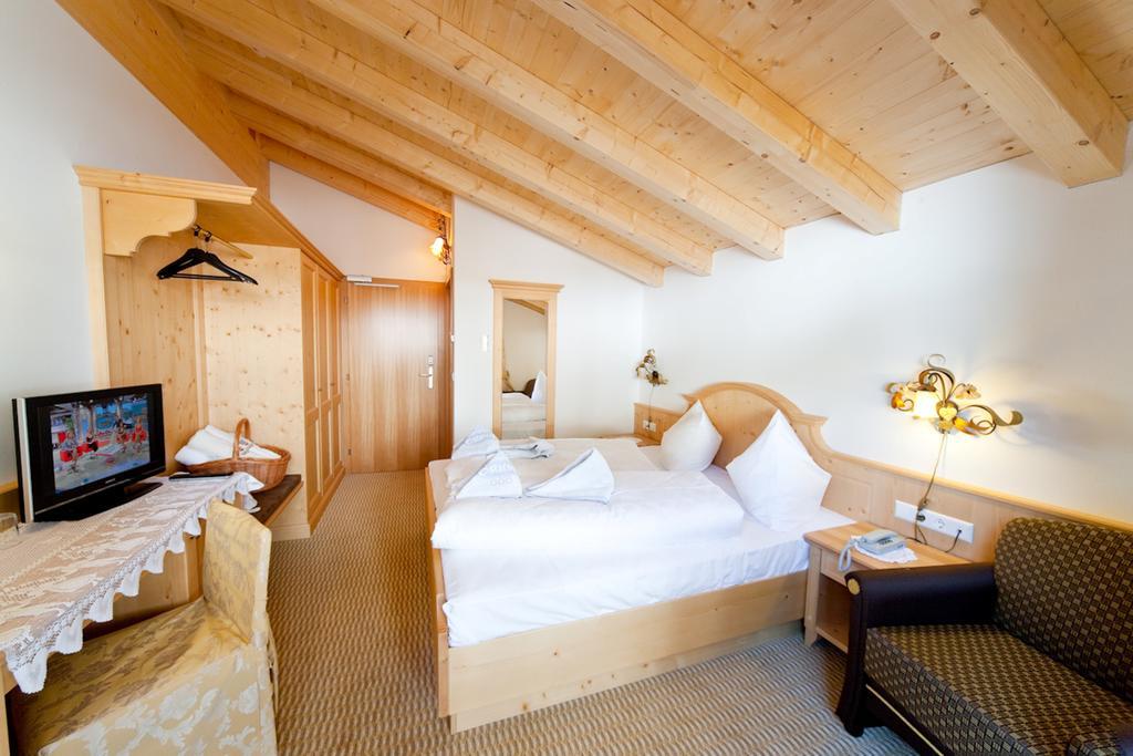 Hotel Gstatsch アルペ・ディ・シウージ エクステリア 写真