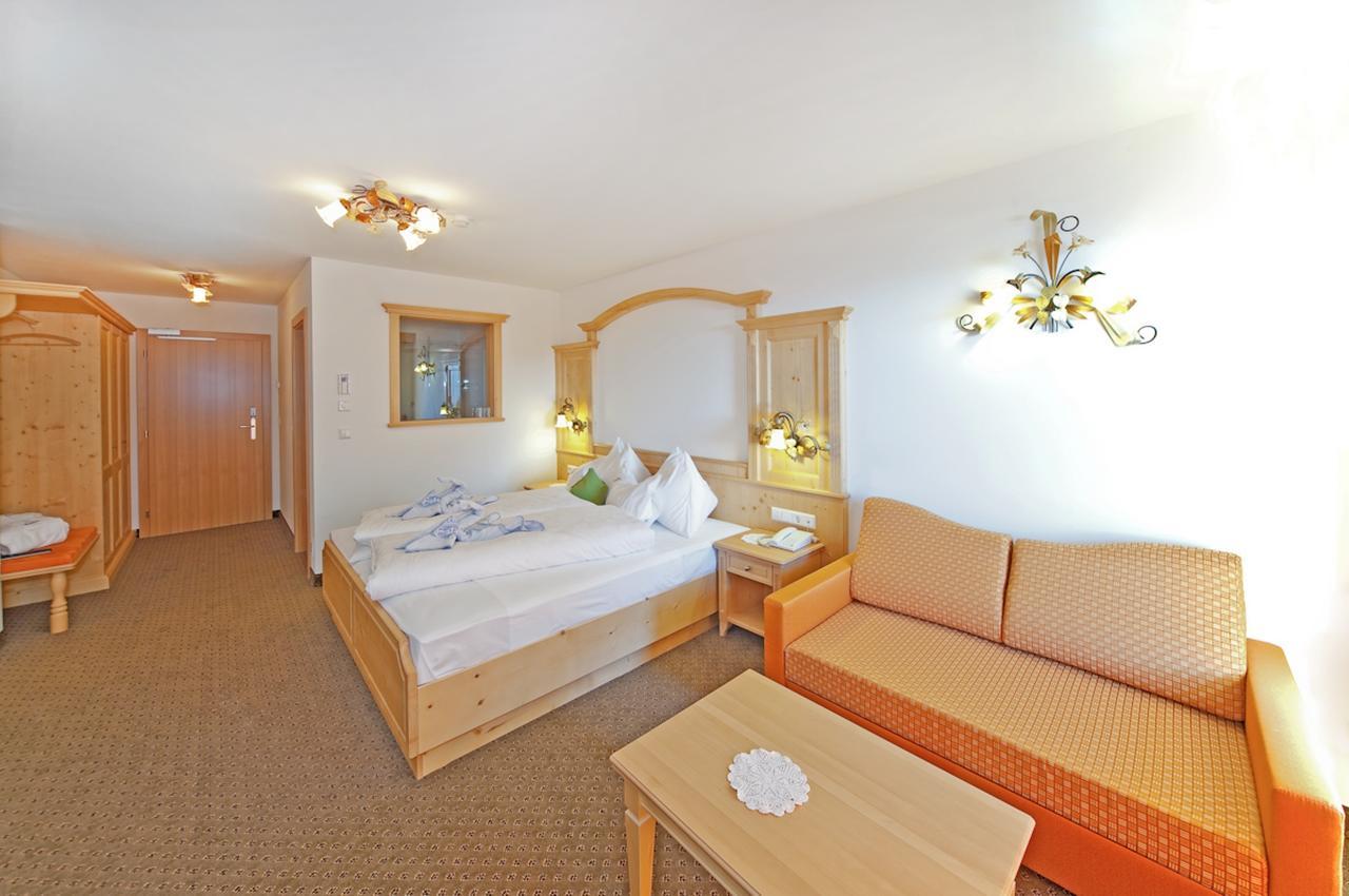 Hotel Gstatsch アルペ・ディ・シウージ エクステリア 写真