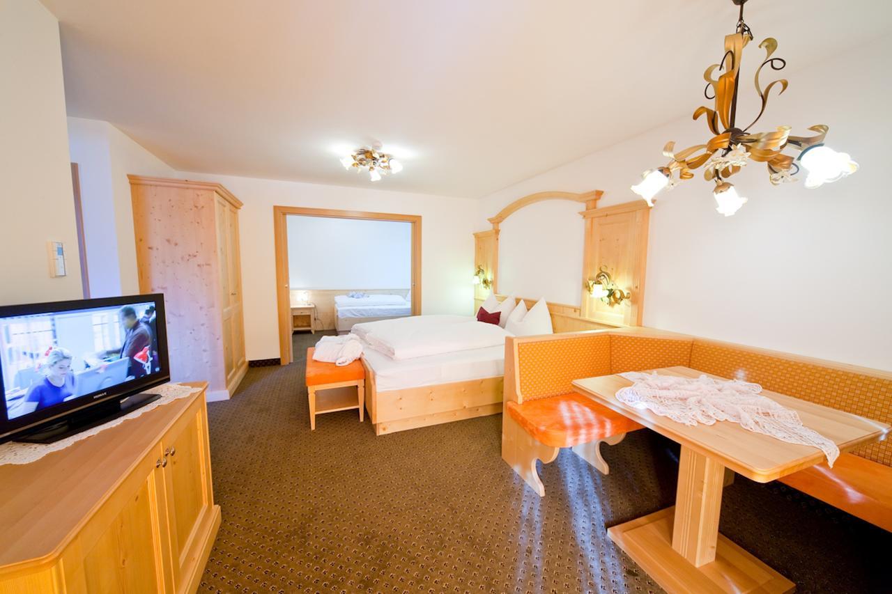Hotel Gstatsch アルペ・ディ・シウージ エクステリア 写真